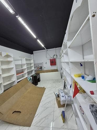 Mağaza üçün vitrin və rəf avadanlıqları komplekti. Komplektə — 7