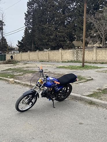 Moped/motosiklet – mavi rəngdə, yüngül çərçivə və dar oturacaqla şəhər