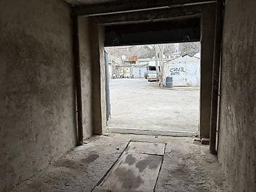 heyet evi dizayn: Kirayə/Garaj sahəsi – tək maşınlıq boks Xüsusiyyətlər: - Beton döşəmə — 2