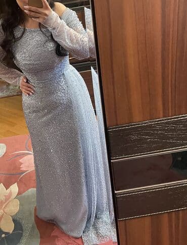 Gümüşü rəngli, zərif gecə/libas paltarı. - Tam boy, düz kəsim siluet