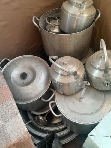 say tedris merkezi: Metal çərçivəyə malik yemək stulu. Stulun oturacaq və arxası yumşaq — 8