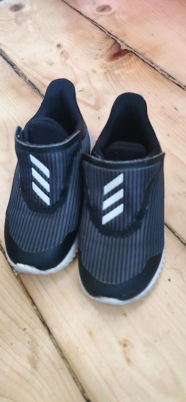 Alt paltar, corablar: Uşaq ayaqqabıları dəsti Hər biri brend ayaqqabılardır. Orginal — 7