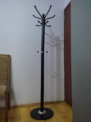 Qara rəngdə olan bu paltar asılqanı dəhliz və ya qonaq otağı üçün