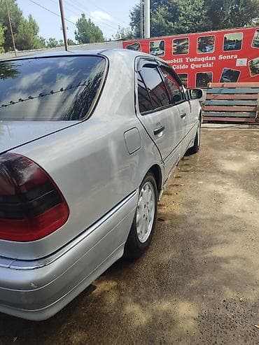 r18 mercedes: Mercedes-Benz C-Class (W202) sedan – gümüşü rəng. Xüsusiyyətlər: - — 3