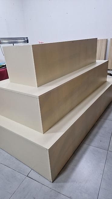 Gözəllik və aksesuar məhsullarının geniş seçimi űçun vitrin stendi 3