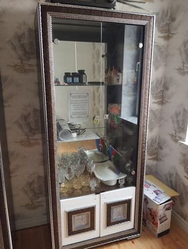 Şüşəli dolab vitrini