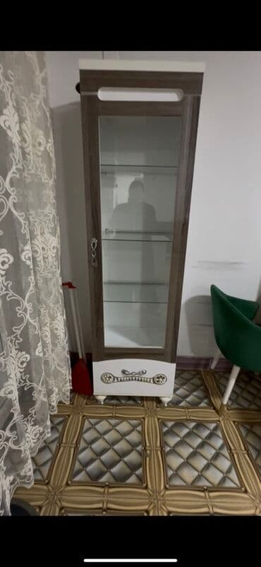 Şüşəli dolab vitrini