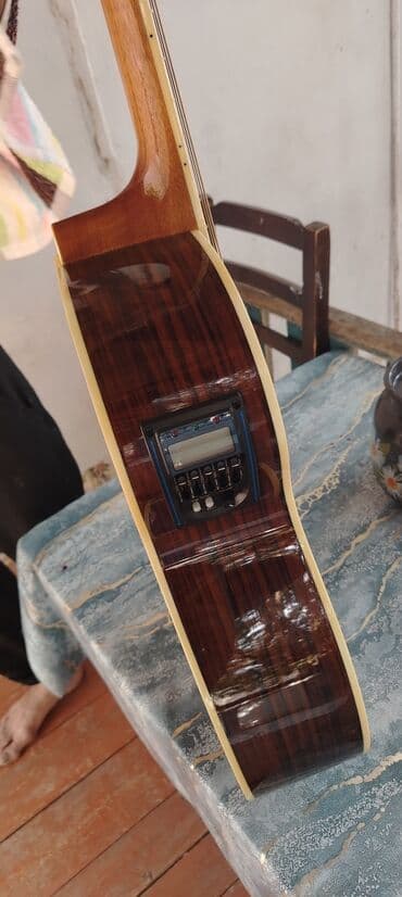 гитара со звукоснимателем: Bu akustik gitara tünd qəhvəyi rəngli taxta korpusa malikdir. Gitara — 1