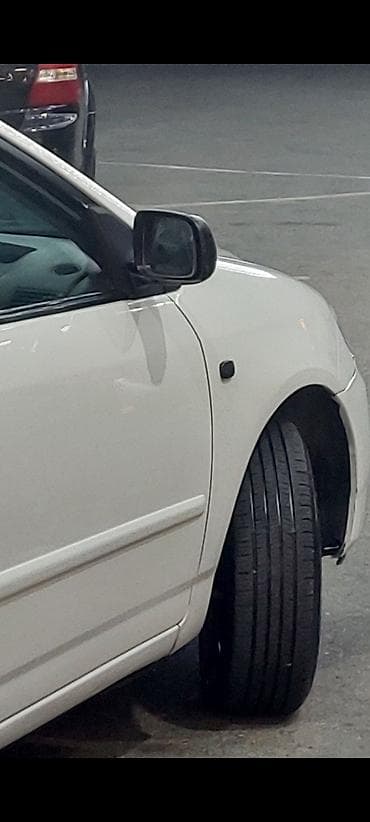 toyota pikap: Ağ rəngli sedan avtomobil – ön hissə - Korpus: ağ rəng, ikiqat qapı — 1