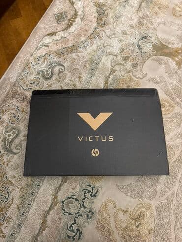 Планшеты: Bu, HP Victus noutbukudur. Tund goy rəngdədir və "Victus" loqosu ilə — 1