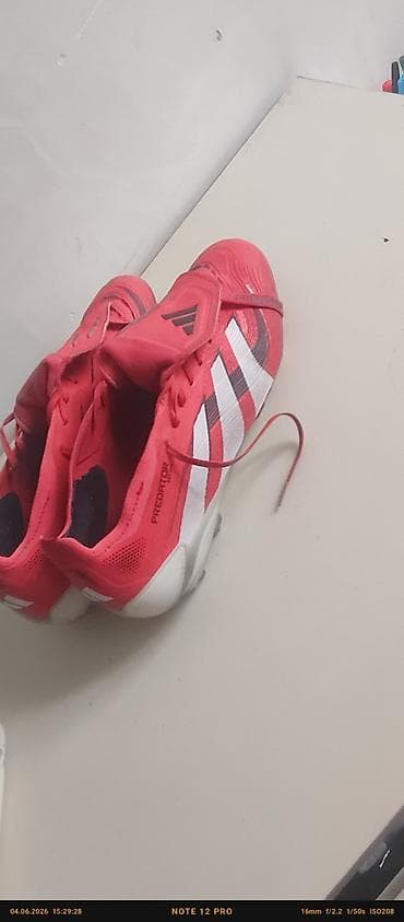 İdman alətləri: Butslar Adidas — 1