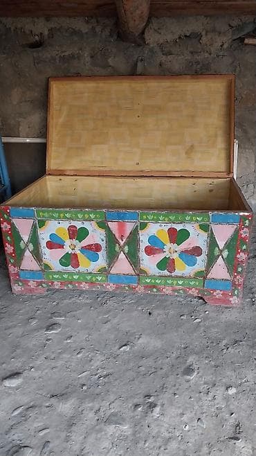 Əl işçiliyi rəngli naxışlı taxta sandıq Sekide satilir real aliciya