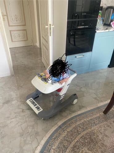 Uşaq gəzdirəci / yürüteç - Rəng: boz-ağ tonlarda - Geniş, sabit əsas