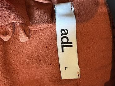 is paltari: Qadın paltarı – pasterin (tünd kərpic) rəngində, dizdən bir az aşağı — 5