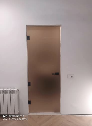 Tutqun şüşədən hazırlanmış, qara metal menteşələri olan daxili qapı