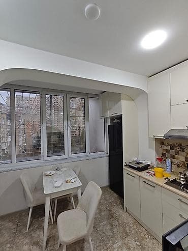 Bakı, 3 otaqlı, Köhnə tikili, m. Memar Əcəmi, 95 kv. m