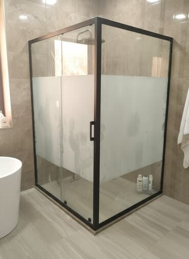 arakesme qapilar: Qara çərçivəli şüşə duş kabini - Dizayn: Minimalist kvadrat forma — 1