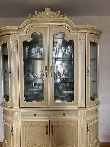 islenmis dolab: Klassik üslubda vitrin-bufet - Material: ağac əsaslı konstruksiya — 1
