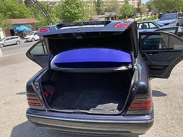 mercedes 190e: Mercedes-Benz E-Class (W210), sedan, tünd mavi rəng. Xüsusiyyətlər: - — 7