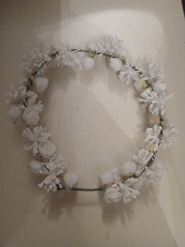 Ağ süni güllərdən hazırlanmış çiçək tacı/baş bəzəyi. - Dairəvi lalafo.az -da Ağ süni güllərdən hazırlanmış çiçək tacı/baş bəzəyi. - Dairəvi