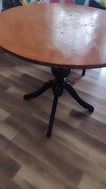 Diqqət təcili cox qədimi qədimi sovetin stoludur Tünd rəngli. Şəkildə