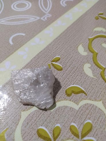 sud separatoru: Təbii mineral və daş nümunələri dəsti Tərkib: - Qırmızı rəngli, tünd — 2