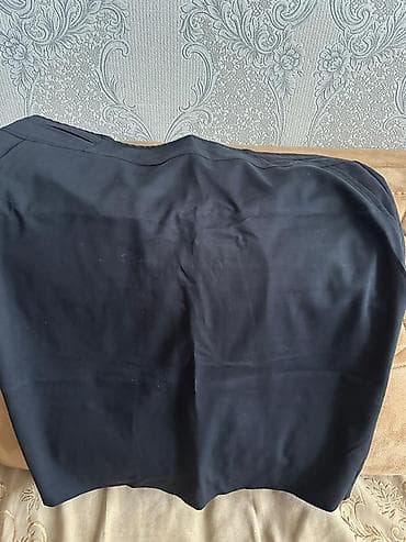 Qoltuqsuz qara ətək - Rəng: tünd qara - Model: düz kəsim, dizə yaxın