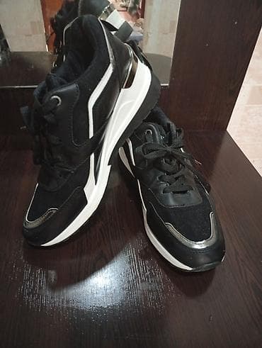 Qara ağ detallı idman ayaqqabısı - Rəng: Qara, ağ və metalik gümüş