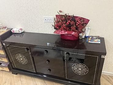 komod mebel: Qara şkaf-konsol - Material: parlaq qara MDF/taxta karkas, möhkəm — 2
