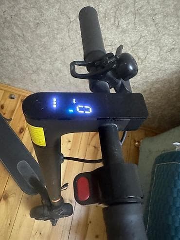dollar buketi: Xiaomi elektrik skuter. Qara rəngli, yığcam və gündəlik şəhər — 2