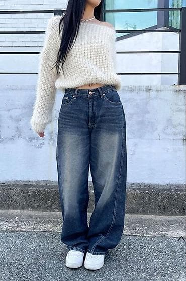 Geniş kəsimli, tünd mavi yuyulma effekti olan cins şalvar - Model — 2