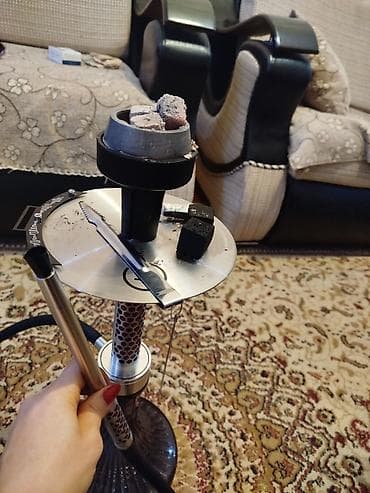 Şüşə əsaslı, metal gövdəli və bəzəkli qollu qəlyan dəsti. Dəstə kömür