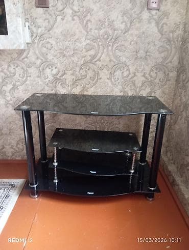 Düz TV altlığı, Polkalı, Şüşəli