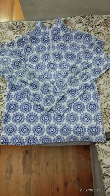 Dəstlər, kostyumlar: Qadın geyim dəsti – bir neçə fərqli məhsul 1) Mavi-ağ naxışlı flis — 1