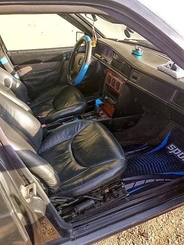 255 40 17: Mercedes-Benz 190 (W201): 1.8 l | 1992 il Sedan — 4