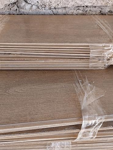 dekor agaclar: Laminate döşəmə taxtaları – ağac naxışlı, isti qəhvəyi ton. Məhsul — 3