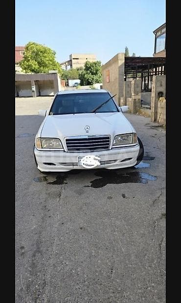 Mercedes-Benz 230: 2.3 l | 1999 il Sedan