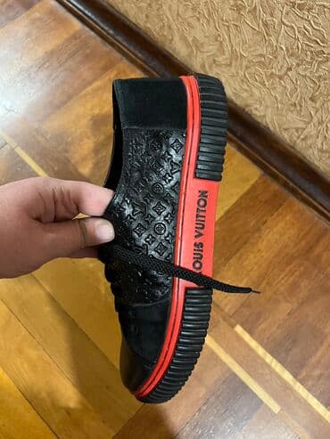 зеленые мужские спортивные костюмы: Oğlan üçün 40 razmer ayaqqabı A klass Luis Viton firmasıdır.Mağazada — 1