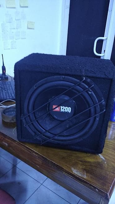 1200: JBL 1200W aktiv sabvufer (bass qutusu) - Güc: 1200 W (üzərində qeyd — 2