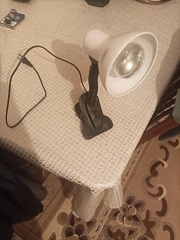 Sancaqlı masa lampası - Rəng: ağ/plastik başlıq, qara korpus -