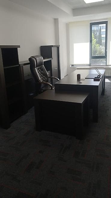 Ofis dəst mebeli: Ofis mebel dəsti Tərkibi: - Geniş rəisin masası (üst paneldə kabel — 2