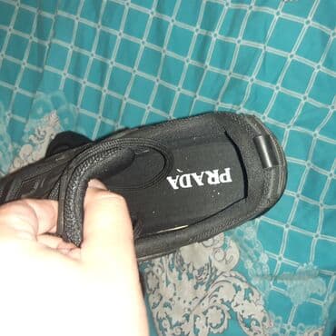 qaqa stili: Prada kişi krossovkası – tam qara rəngdə, iri protektorlu qalın rezin — 2