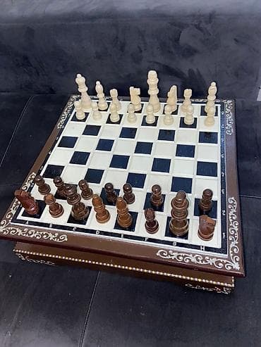 Taxta şahmat dəsti - Material: taxta fiqurlar və taxta, bəzəkli