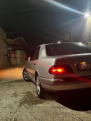 Mercedes-Benz E 320: 3.2 l | 1996 il Sedan — 3