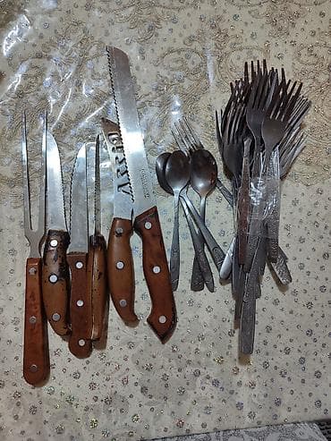 süfrə: Mətbəx üçün qarışıq dəst – bıçaqlar, çəngəllər və qaşıqlar Tərkib: - — 1