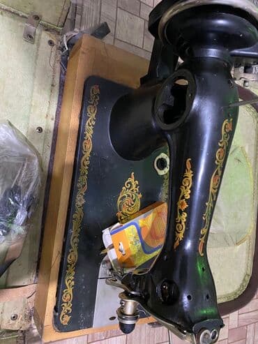 qədim radio: Mekaniki tikiş maşını – klassik dizaynlı, döşəmə üstü taxta əsaslı — 2