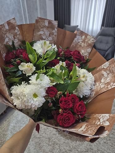 su krantı: Qırmızı qızılgül, ağ xrizantema və alstroemeriyadan ibarət zərif buket — 1