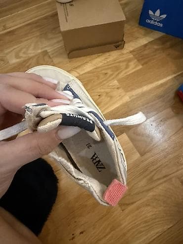 ağ kedlər: Zara 
В идеальном состоянии 
Размер 21
Цена 10 — 4