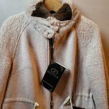 qadınlar üçün toxunma papaqlar: Kristina – Fur of Greece qadın palto - Rəng: açıq bej, tünd qəhvəyi — 1