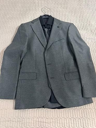 Kişi geyimləri: Təmiz və səliqəli qalıb. Uyğun kalustuk hədiyyə veriləcək. Yaz payız — 2